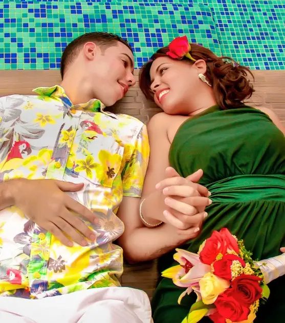 Ein junges Paar, gerade erst frisch verliebt, befindet sich in einem romantischen Restaurant. Die anfängliche Schüchternheit und die Nervosität sind spürbar, während sie ihre ersten gemeinsamen Blicke und Lächeln austauschen.